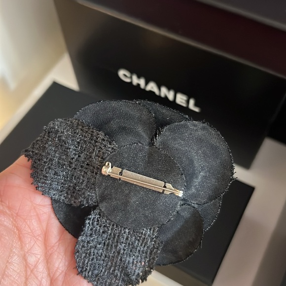 Chanel camellia pin brooch - Picture 3 of 5